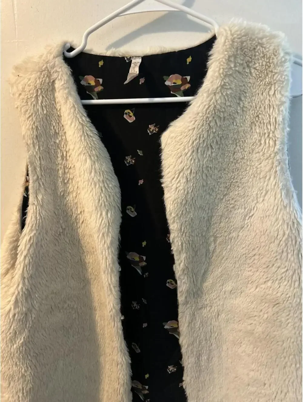 Motilda Jane reversible white faux fur vest with black floral print size 10 yrs